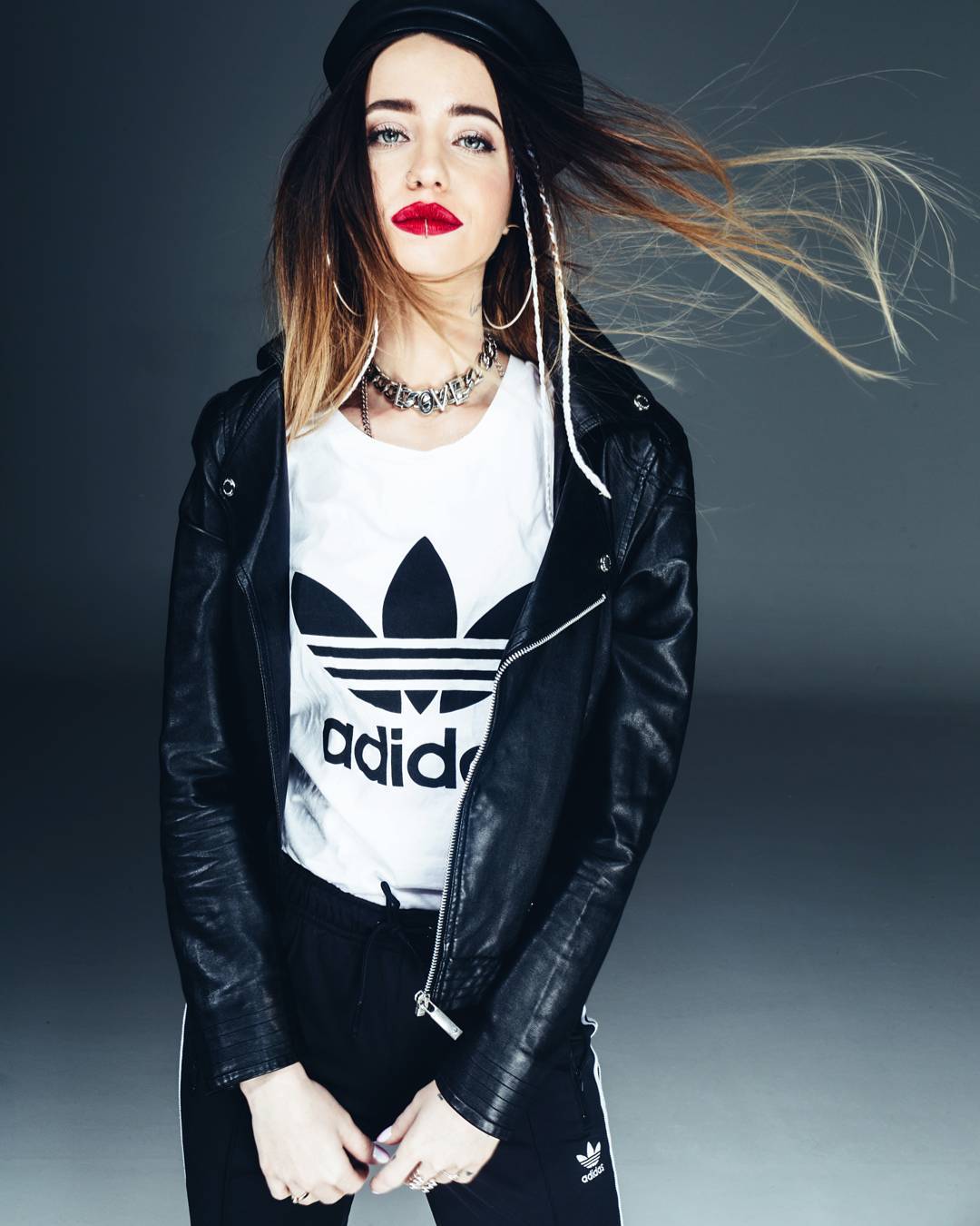 Надя Дорофєєва здивувала сміливим декольте і відсутністю спіднього (фото)